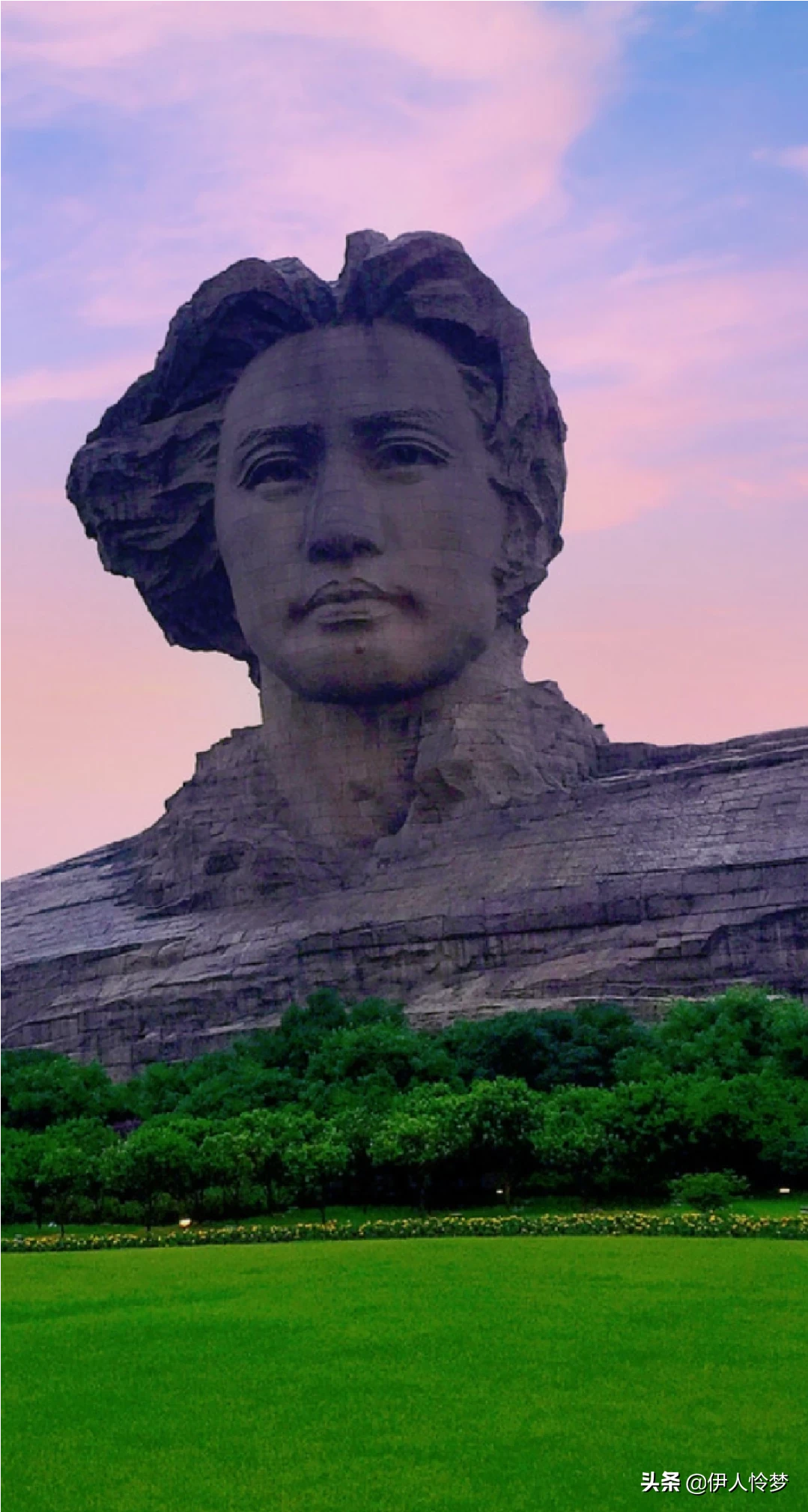 《登幽州台歌》作者在诗中抒发了怎样的情感?