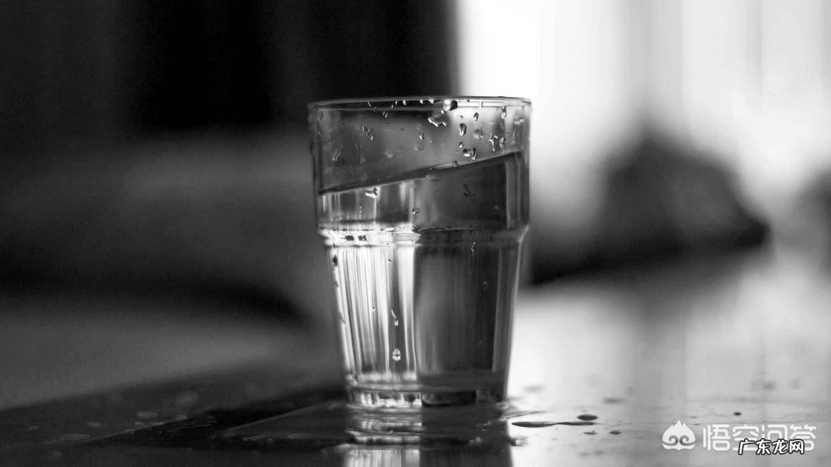 为什么地球上的水几十亿年不会过期，而瓶装水一年就过期了？