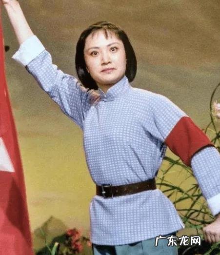 《西游记》原著中,白骨精被孙悟空打死,骨头上的“白骨夫人”四个字是谁写的?