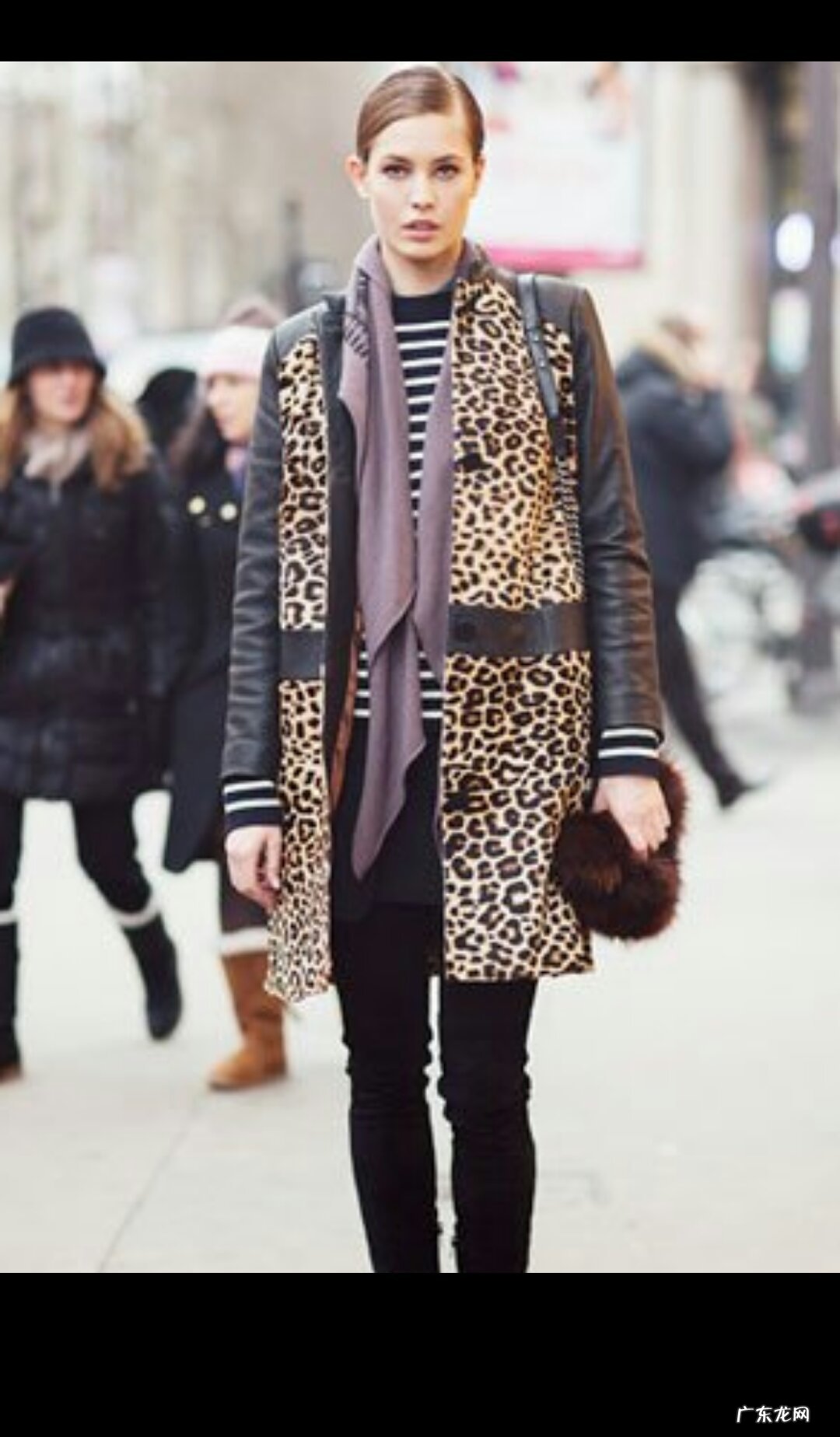 上衣是长款豹纹下面搭配什么样的打底裤春季穿?