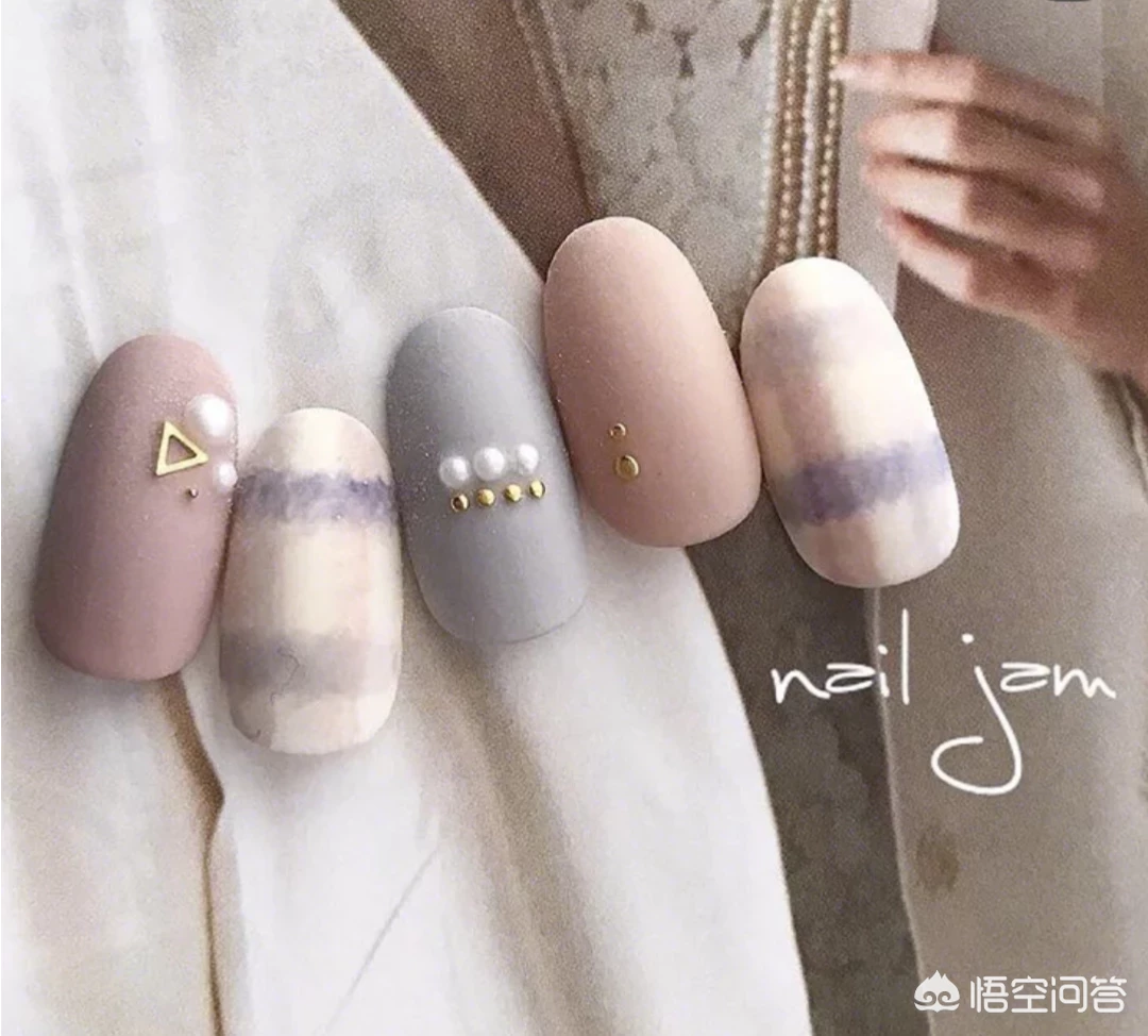 冬天涂什么颜色的指甲油比较时髦?