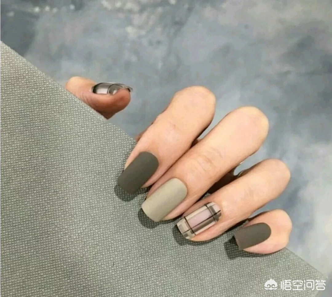 冬天涂什么颜色的指甲油比较时髦?