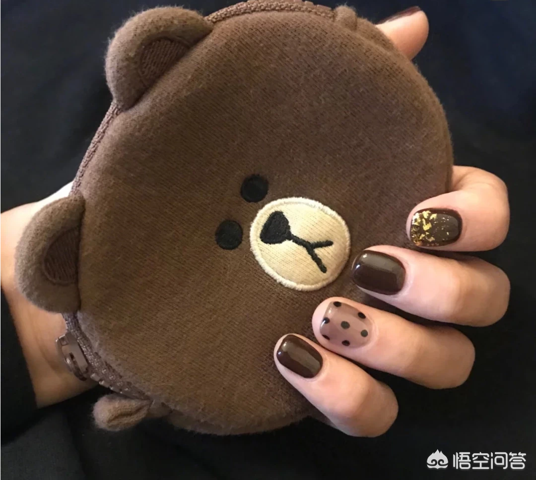 冬天涂什么颜色的指甲油比较时髦?