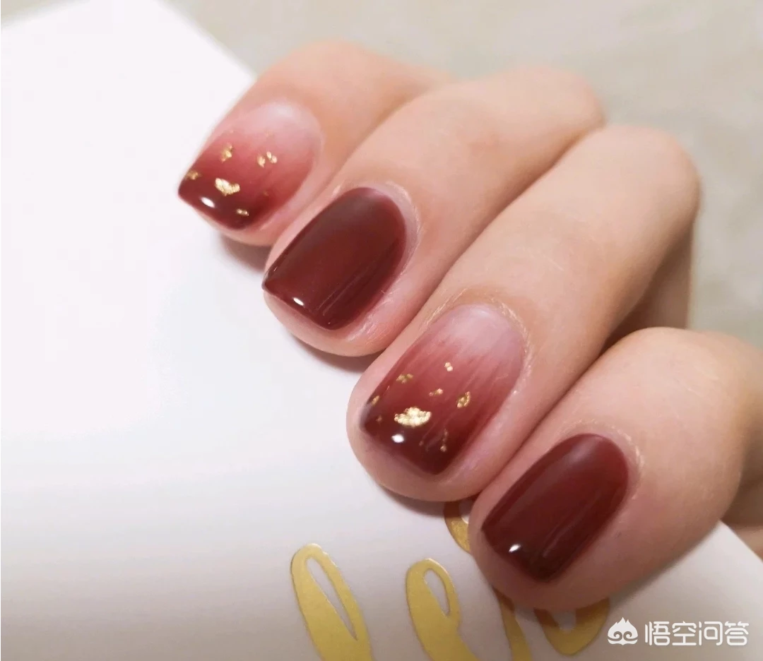 冬天涂什么颜色的指甲油比较时髦?