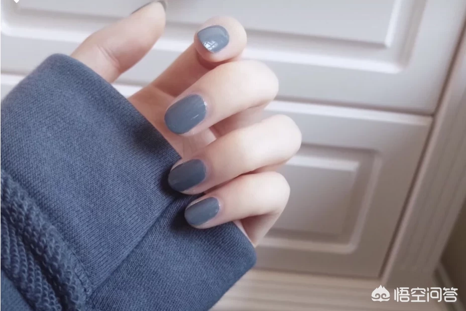 冬天涂什么颜色的指甲油比较时髦?