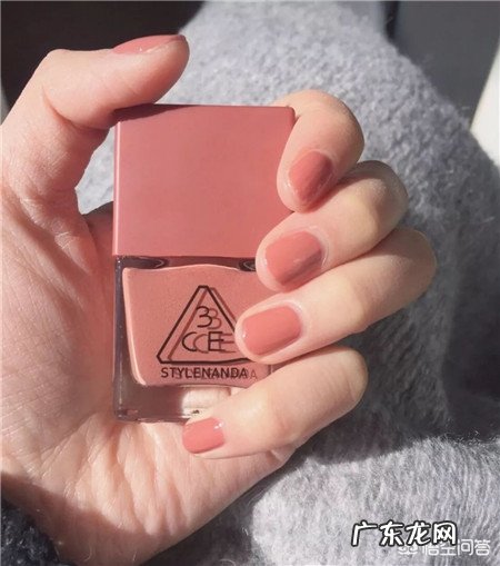 冬天涂什么颜色的指甲油比较时髦？