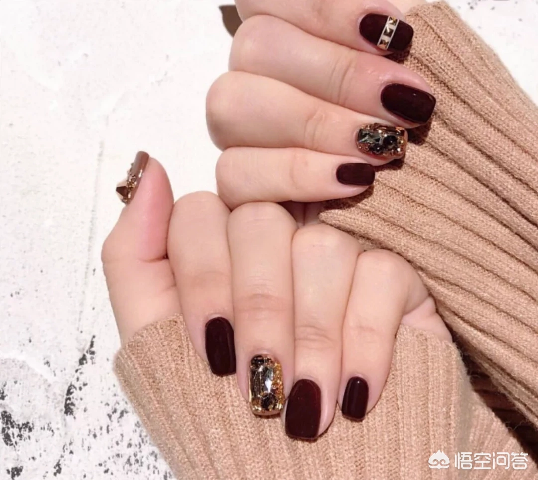 冬天涂什么颜色的指甲油比较时髦?