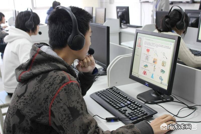 初二学生英语听力听哪些内容合适,请指教?