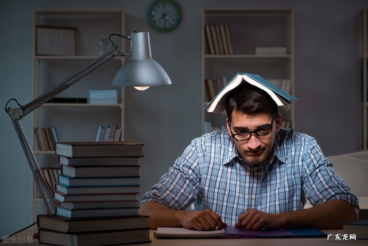 单位半夜12点打电话给你,让你通知领导明天早上8点参会,而且要准备汇报,你会怎么做?