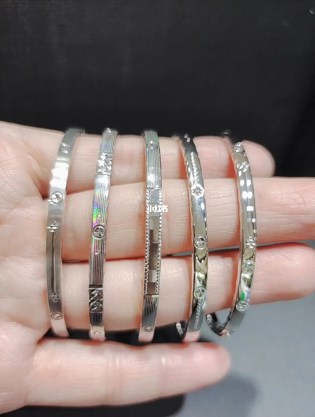 你喜欢金镯子还是玉镯子?