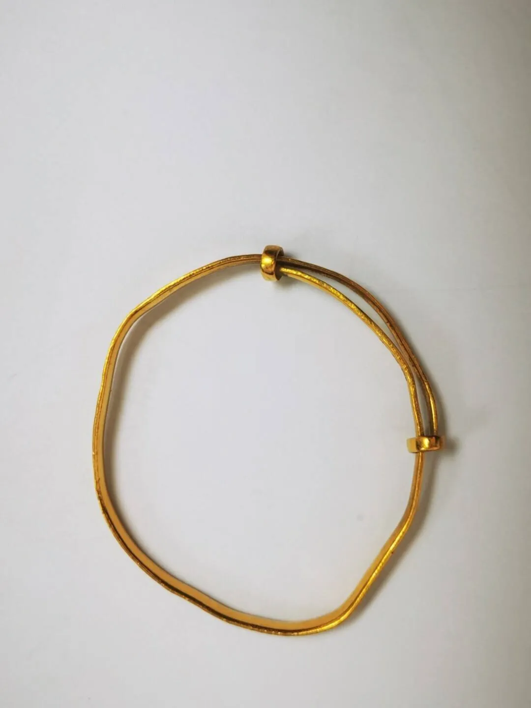 你喜欢金镯子还是玉镯子?