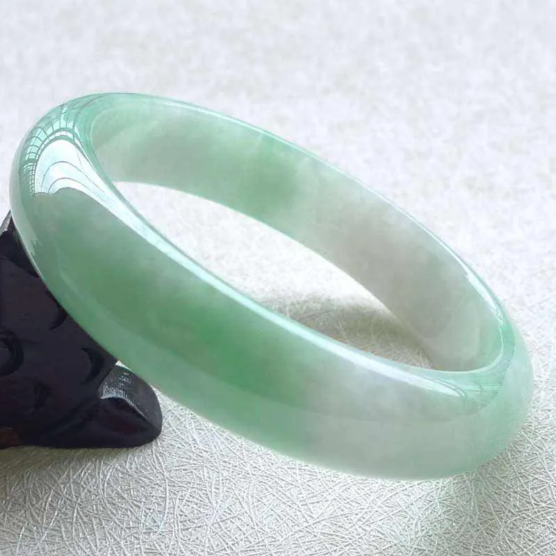 你喜欢金镯子还是玉镯子?