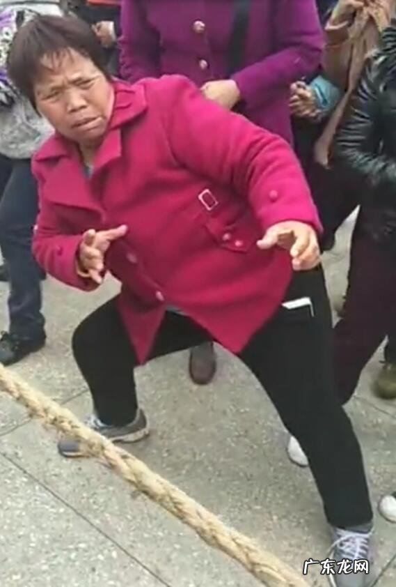 拔河大妈知道自己火了 拔河大妈表情包gif