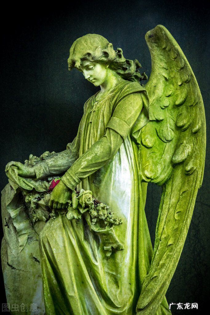 人去世后手是摊开的还是握拳的?