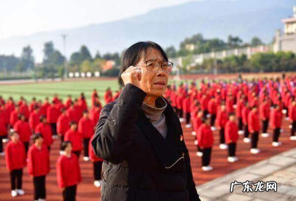 夸赞老师精神的四字成语 赞美老师的四字词语和名言