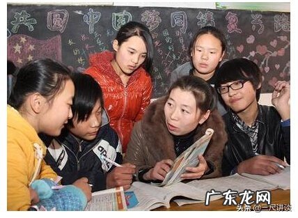 你们学校的年终考核评优是怎样进行的，是全体教职工在一起投票吗？