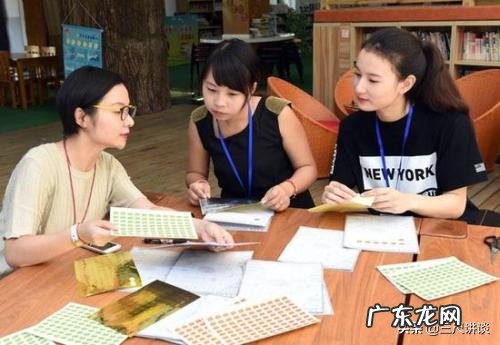 你们学校的年终考核评优是怎样进行的，是全体教职工在一起投票吗？