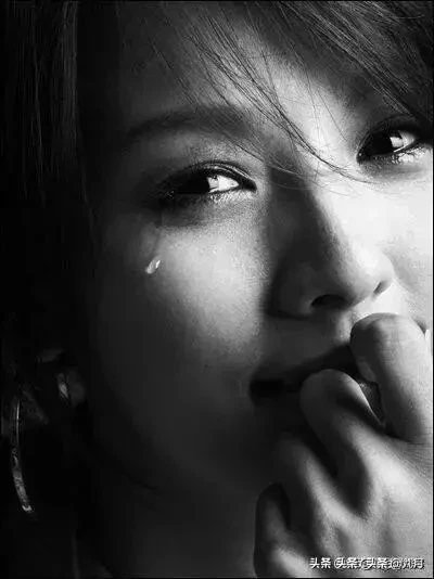 到底得有多深情,才能换来你的一个拥抱?