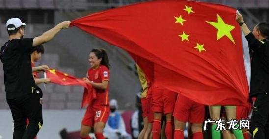 中国女足国奥队 中国女足获赠宋锦国旗视频