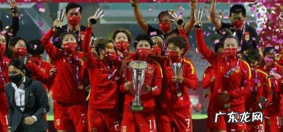 中国女足国奥队 中国女足获赠宋锦国旗视频