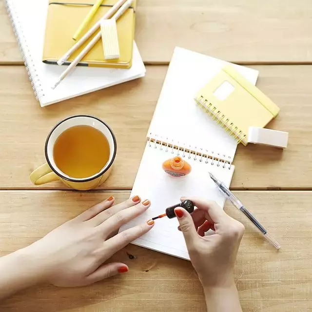 甲油胶和指甲油有什么区别吗 指甲油和指甲油胶的区别