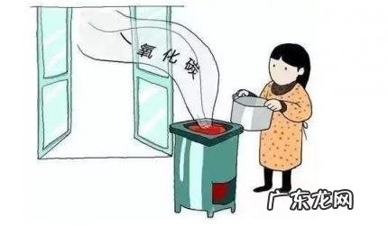 烧炕把被子烧着了 农村柴火取暖炕