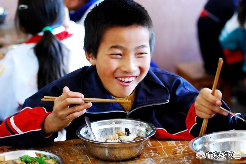 初中学校一学期午餐收费1200元合理吗？