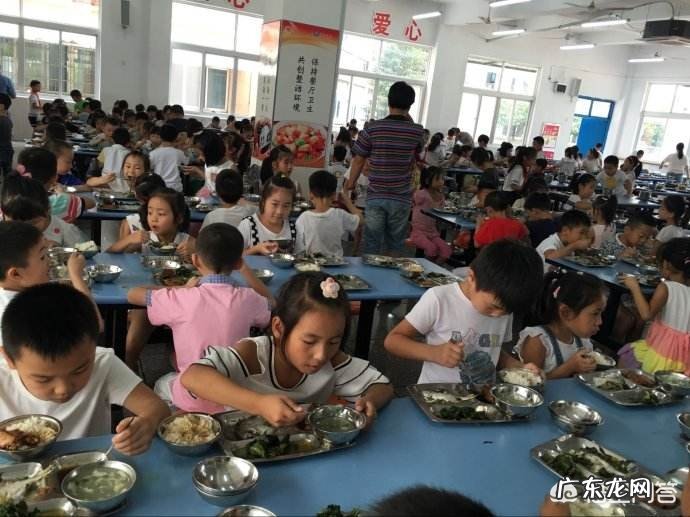 初中学校一学期午餐收费1200元合理吗？