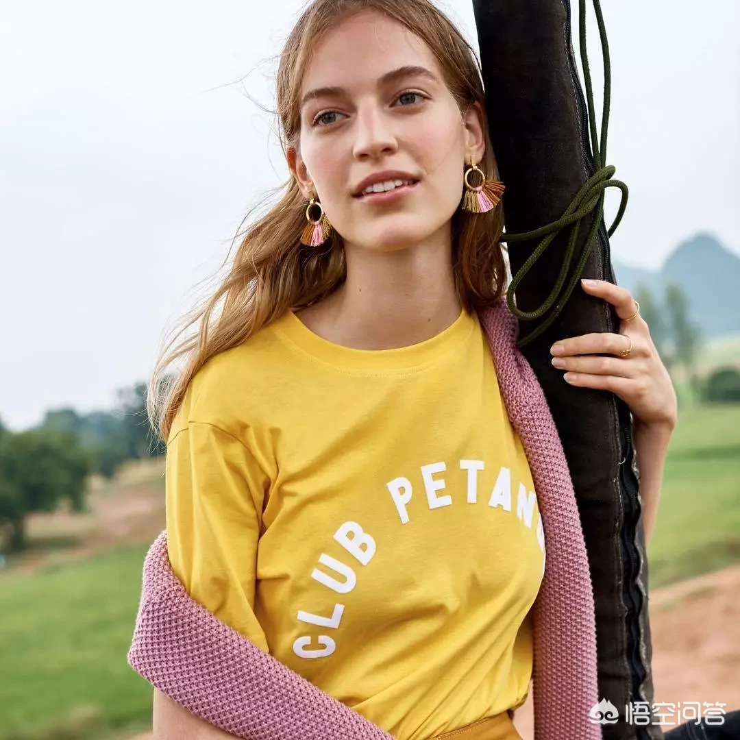 哪些颜色的衣服能提亮肤色？