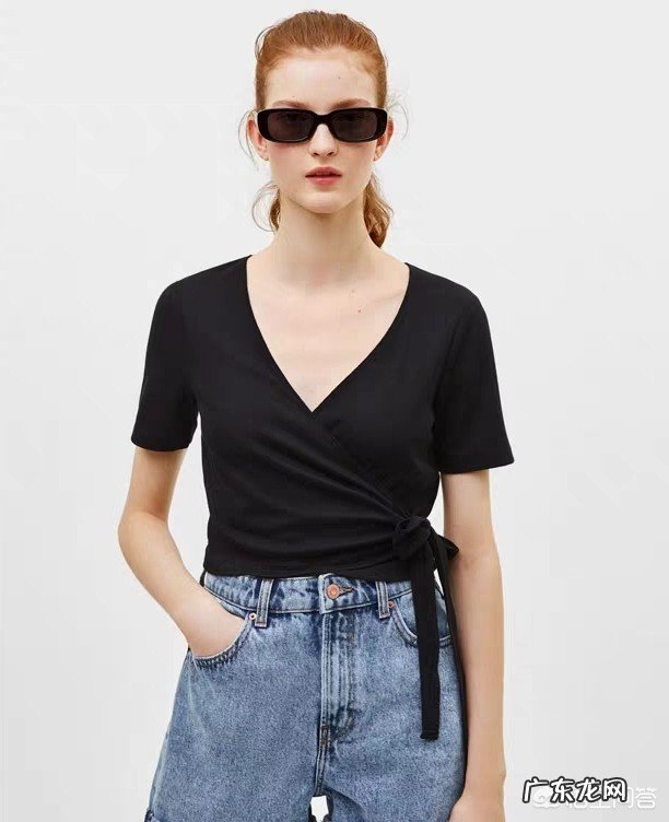 哪些颜色的衣服能提亮肤色？