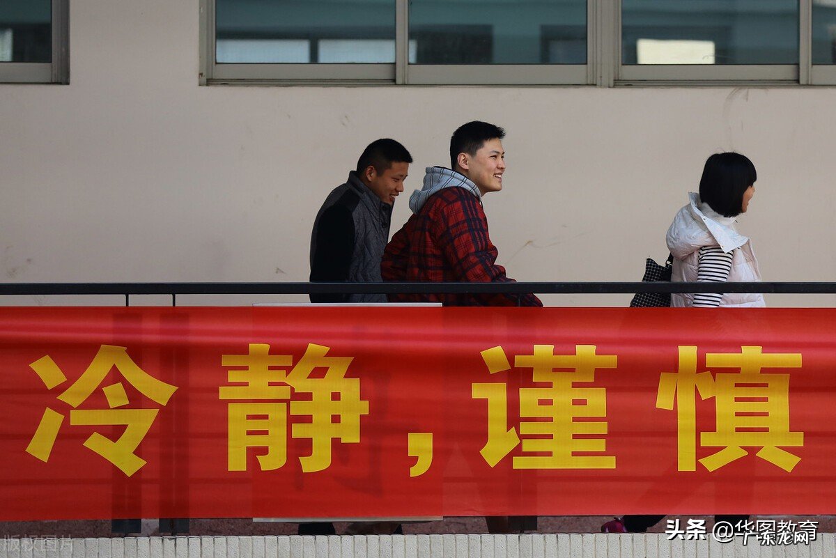 公务员面试考什么?面试时有什么特别注意的事项吗?