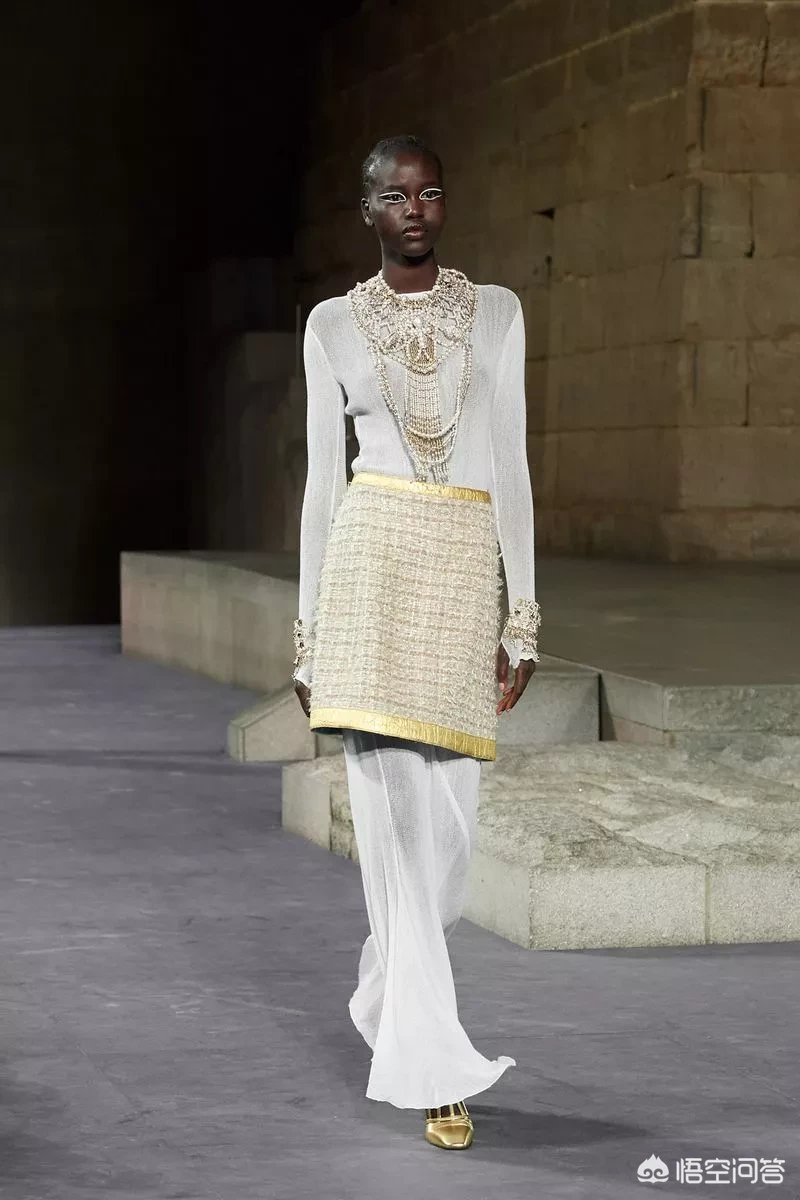 冬季基础单品卫衣怎样搭配衣服可以穿出时尚感?