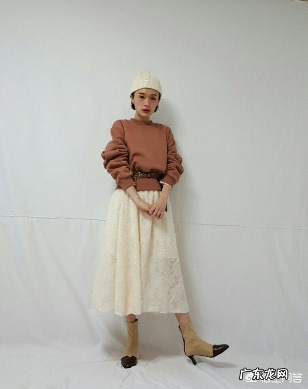 冬季基础单品卫衣怎样搭配衣服可以穿出时尚感?