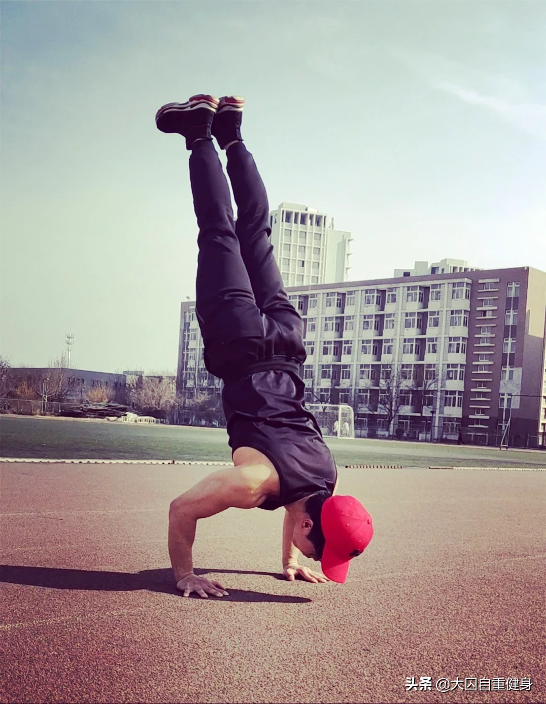 刚会的倒立,如何进阶倒立撑?