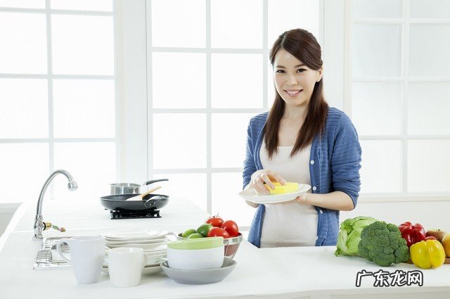 在大城市内,为什么保姆工资那么贵,而大学生就业却这么难?