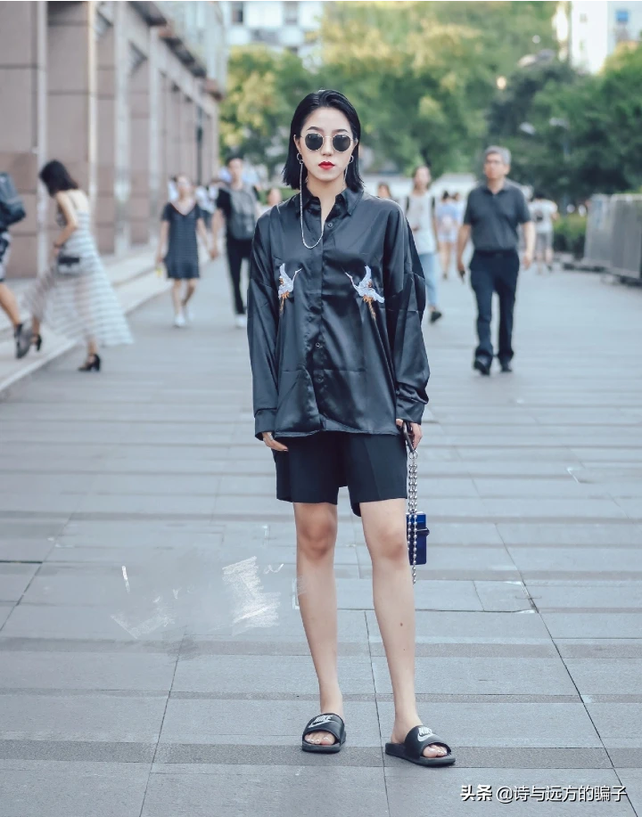 为什么有的女生经常穿黑色衣服？