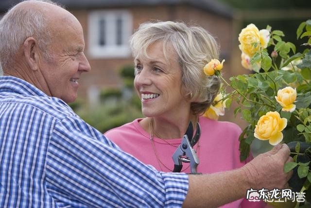 何满贵求联语 出上联:关爱女性,三八节日问候你。?