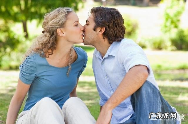 何满贵求联语 出上联:关爱女性,三八节日问候你。?