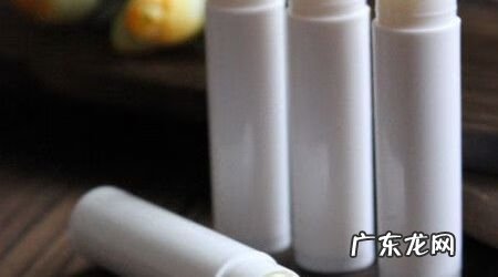 嘴唇脱皮是怎么回事 嘴唇脱皮是什么原因