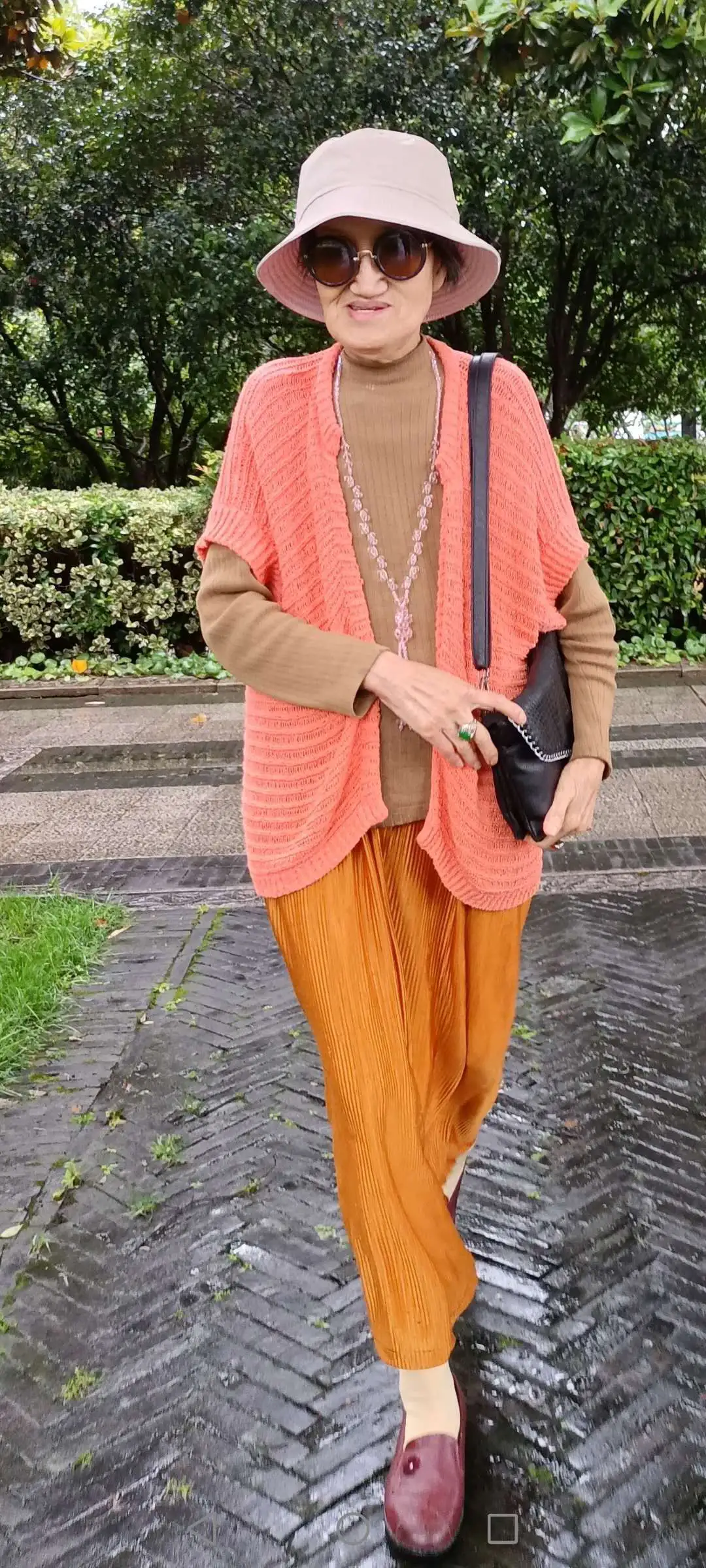 在搭配衣服的时候,应该如何进行颜色搭配?