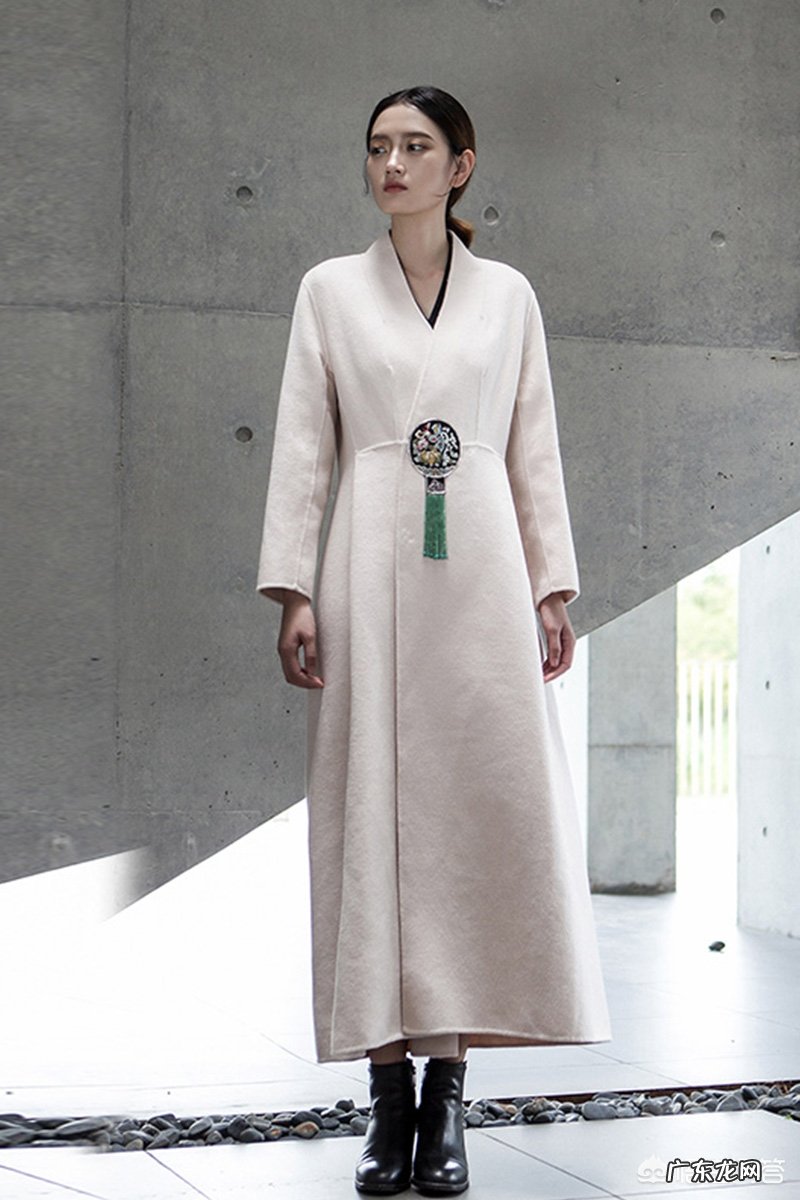 在搭配衣服的时候,应该如何进行颜色搭配?