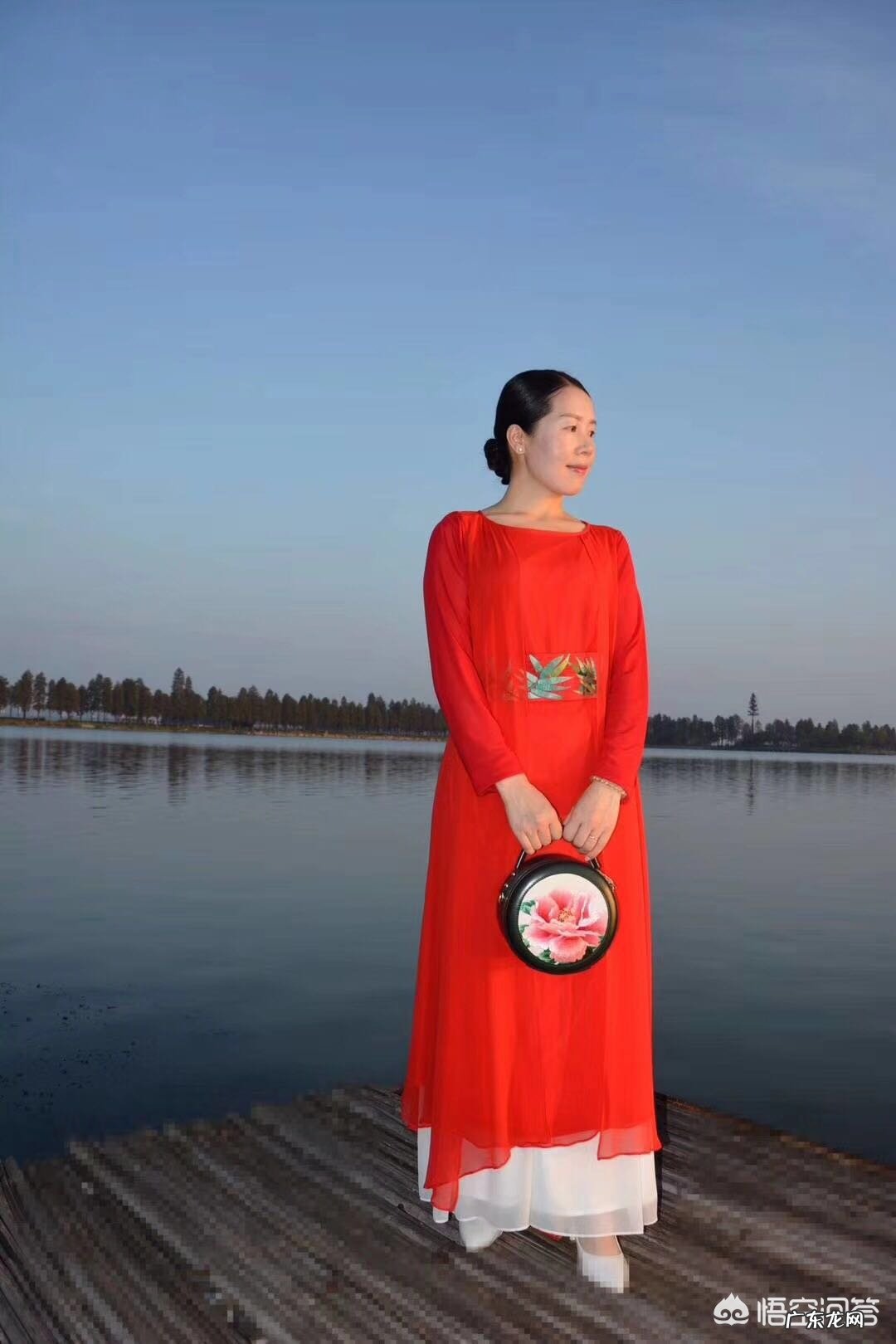 在搭配衣服的时候,应该如何进行颜色搭配?