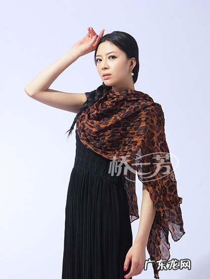 又到春季丝巾的季节,你的丝巾怎么搭配,你的丝巾怎么系啊?