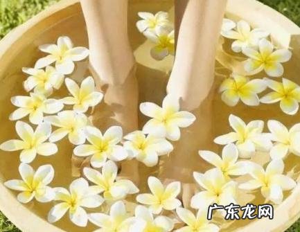 泡脚后为什么脚背很痒呢 泡脚后为什么脚背很痒呢怎么办