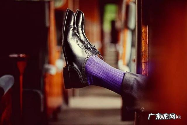 严峻的意思解释 严肃的反义词是什么二年级