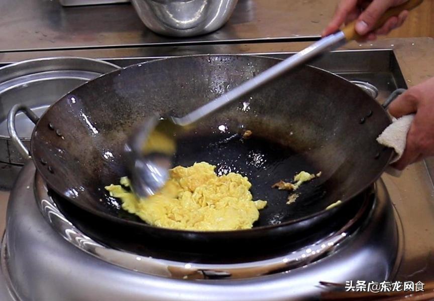 洋葱炒鸡蛋的做法视频 洋葱炒鸡蛋的简单做法 洋葱熟一点