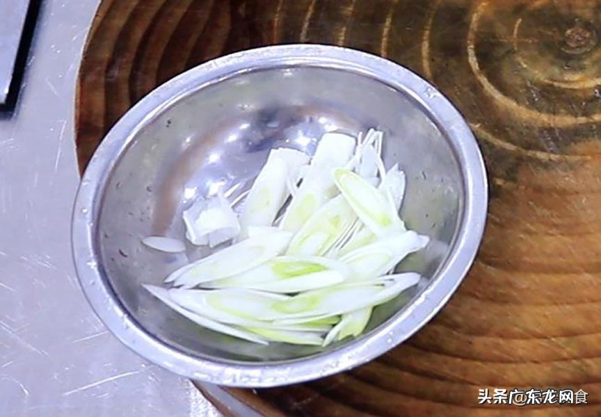 洋葱炒鸡蛋的做法视频 洋葱炒鸡蛋的简单做法 洋葱熟一点