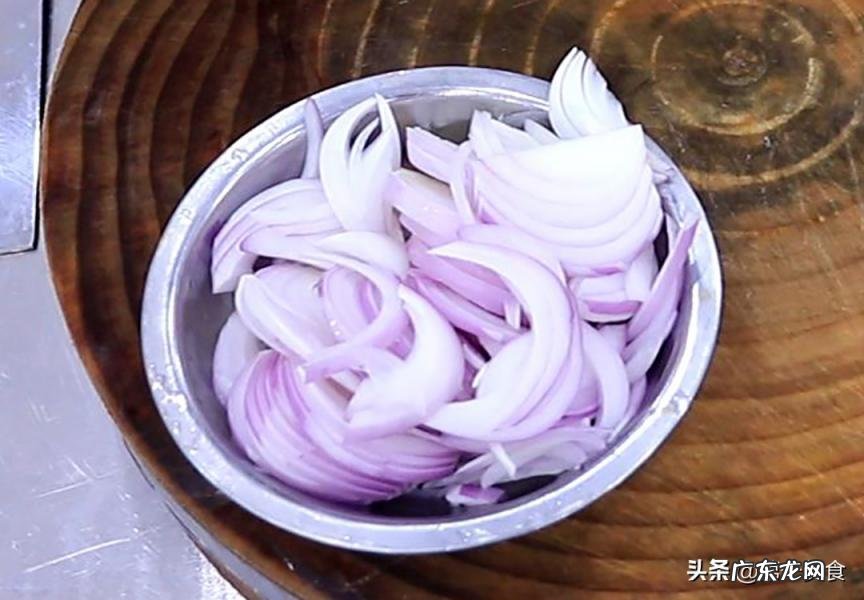 洋葱炒鸡蛋的做法视频 洋葱炒鸡蛋的简单做法 洋葱熟一点