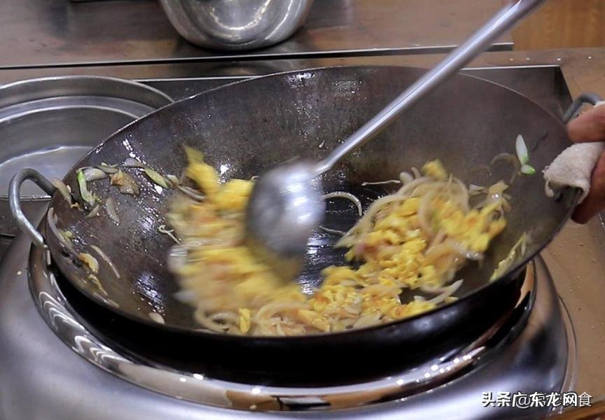 洋葱炒鸡蛋的做法视频 洋葱炒鸡蛋的简单做法 洋葱熟一点