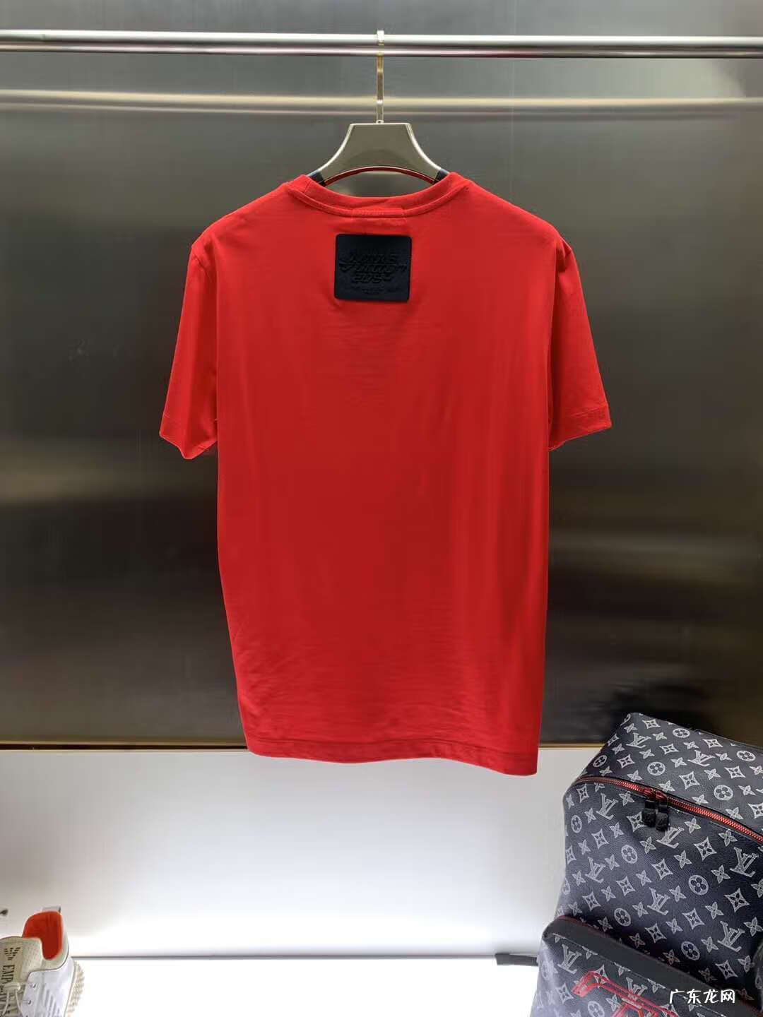 服装店门开的风水 鬼市一条街服装